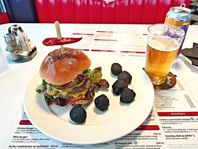 Representative photo: Halloweenský burger v Hradeckém EB Dinners. Not this venue.