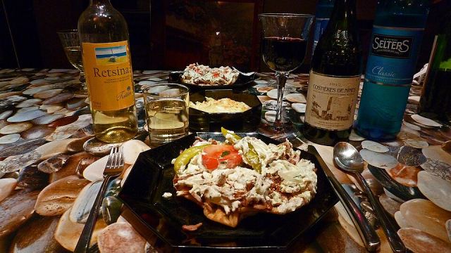 Representative photo: P1000104-Pita Gyros + Wein. Not this venue.