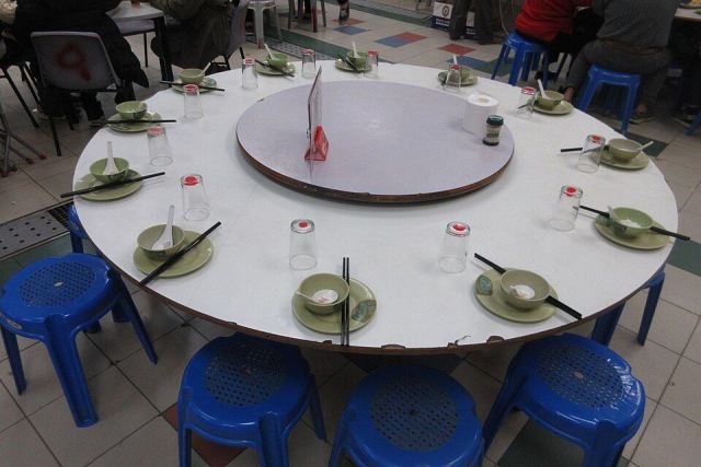 Representative photo: HK SWCC 上環市政大廈 Sheung Wan Cooked Food Centre interior Round tables with setting and plastic seats Jan-2018 IX1 (4). Not this venue.