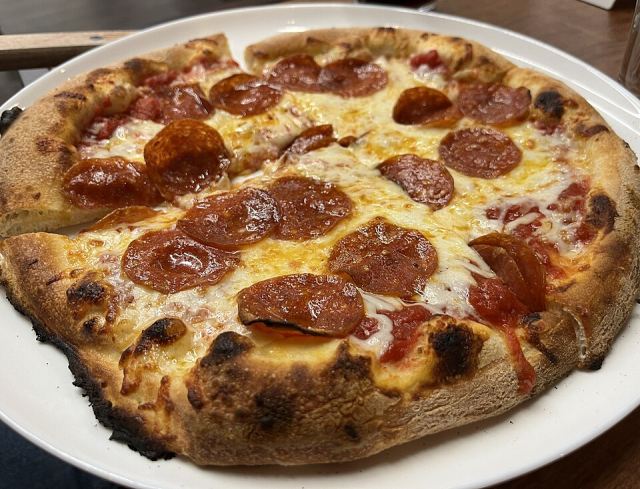 Representative photo: D'Oro Pizza Bar (Miami) Pepperoni pizza en janvier 2022. Not this venue.