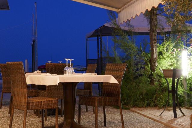 Representative photo: Restaurant (36417052420). Not this venue.