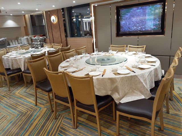 Representative photo: HK SSP 長沙灣道 833 Cheung Sha Wan Road 長沙灣廣場 Cheung Sha Wan Plaza mall shop 盈暉海鮮酒家 Glorious Seafood Restaurant table setting December 2019 SS2 01. Not this venue.