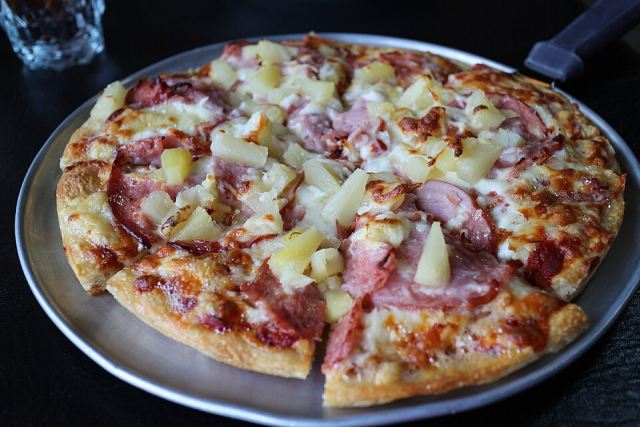 Representative photo: Hawaiian pizza image. Not this venue.