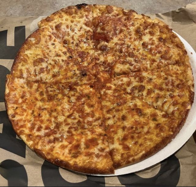 Representative photo: Bar Pizza on Thick Plate. Not this venue.