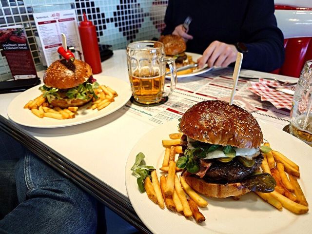Representative photo: Jack Daniels Burger v EB Dinners Hradec Králové. Not this venue.