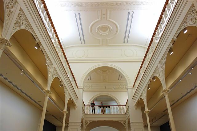 Representative photo: Gallery interior. Not this venue.