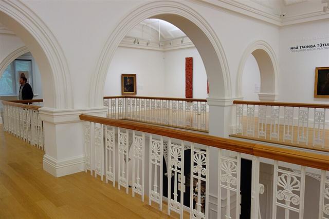 Representative photo: Gallery interior. Not this venue.