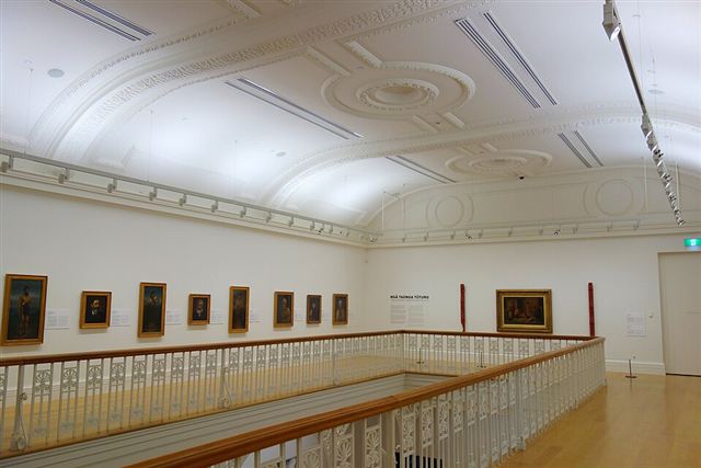 Representative photo: Gallery interior with paintings. Not this venue.