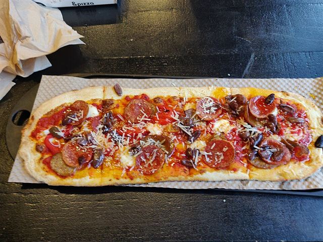 Representative photo: Pizza served on a tray. Not this venue.